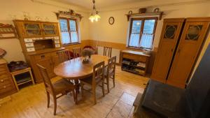 - une salle à manger avec une table et des chaises en bois dans l'établissement Chalupa Lučany, à Lučany nad Nisou