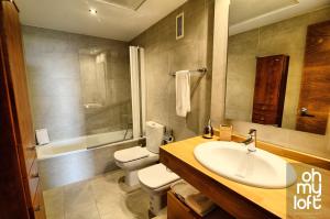 La salle de bains est pourvue d'un lavabo, de toilettes et d'une baignoire. dans l'établissement Ohmyloft Valencia, à Burjasot