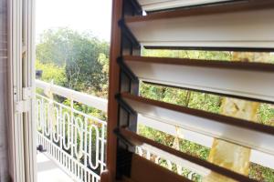 Drzwi otwarte z widokiem na balkon w obiekcie Camera a Grammichele w mieście Grammichele