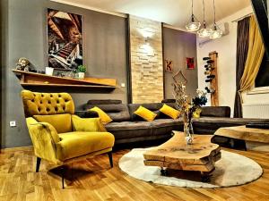 ein Wohnzimmer mit einem Sofa und einem Tisch in der Unterkunft Apartman Kalina in Novi Sad
