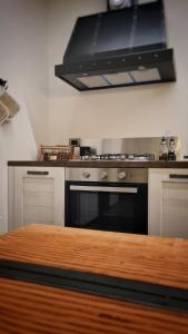 una cucina con piano cottura e forno in cucina di Casa22 ad Abbadia San Salvatore Altre 15 foto