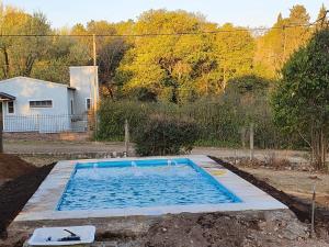 哥多華的住宿－Don Celso-2 Dormitorios，庭院中间的游泳池