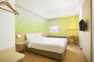 Postel nebo postele na pokoji v ubytování Zest Bogor by Swiss-Belhotel International