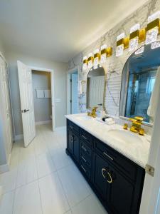uma casa de banho com um lavatório e um espelho grande em Paradise Home 3 Near IMG Academy & Siesta Key Beach em Bradenton