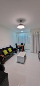 una sala de estar con un sofá y una mesa en SUITES-HOME, CIDADELA, en Praia