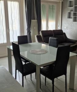 uma mesa de jantar e cadeiras numa sala de estar em Appartamento nel cuore di Aosta em Aosta