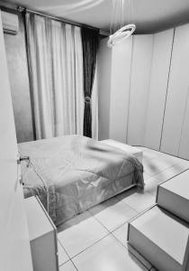 um quarto com uma cama num quarto com uma janela em Appartamento nel cuore di Aosta em Aosta