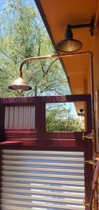 Ein Balkon oder eine Terrasse in der Unterkunft Joshua Tree Bugalow - Downtown