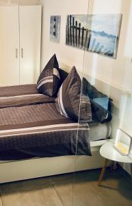 Ένα ή περισσότερα κρεβάτια σε δωμάτιο στο FeWo.Mosel.barrierefrei+modern