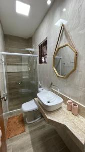 格雷夫森德的住宿－Casa aconchegante e equipada em Gravatá，一间带水槽、淋浴和卫生间的浴室