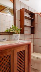 baño con aseo y lavamanos con planta en QUINTA BERNAL, en Lo de Marcos
