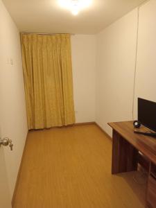 um quarto vazio com uma secretária e uma janela em Departamento amoblado 9vno piso em Lima