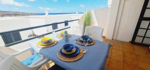 a blue table with hats on top of a balcony at Salema Sardina, mar, relax y atardecer in Las Palmas de Gran Canaria
