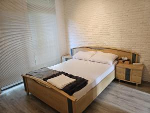 Een bed of bedden in een kamer bij Nice house