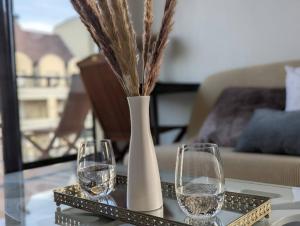due bicchieri da vino e un vaso su un tavolo di 2 Bedroom for 4-6, only 10’ by car from Paris. a Chilly-Mazarin