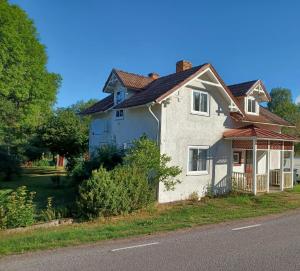 a white house on the side of the road at Turmvilla Mörlunda in Mörlunda