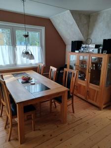 - une salle à manger avec une table et des chaises en bois dans l'établissement Turmvilla Mörlunda, à Mörlunda