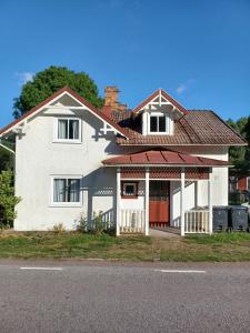 une maison blanche avec un toit marron dans l'établissement Turmvilla Mörlunda, à Mörlunda