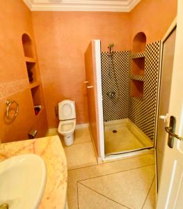 ティーズニートにあるVilla Club Evasionのバスルーム(シャワー、洗面台、トイレ付)