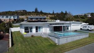 una grande casa bianca con piscina di Eagle View a Cable Bay