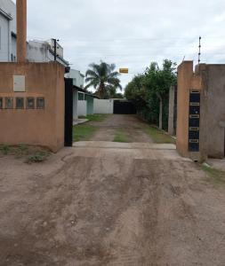 pusta droga gruntowa między dwoma budynkami w obiekcie Duplex 80 mts cubiertos con garaje w mieście San Fernando del Valle de Catamarca