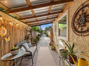 d'une terrasse avec des chaises, un canapé et une table. dans l'établissement College Park-Orlando 5Star Oasis - QUIET Neighborhood-PRIVATE-Free Parking-mins from EOLA,DT, Winter Park, à Orlando