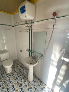 a small bathroom with a toilet and a sink at Homestay Trúc Sơn in Hong Ha