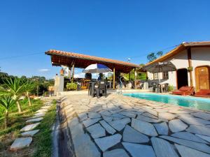 un complejo con piscina y casa en Pousada Pé na Montanha en Socorro
