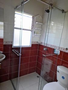 La salle de bains est pourvue d'une douche et de toilettes. dans l'établissement Reserva de Santa Ines, à Tibasosa