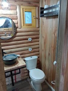 een badkamer met een toilet en een wastafel bij Mini Casa en el Sur in San Martín de los Andes