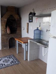 een keuken met een tafel en een keuken met een oven bij Flat Beach Itamaracá - pousada FBI in Itamaracá