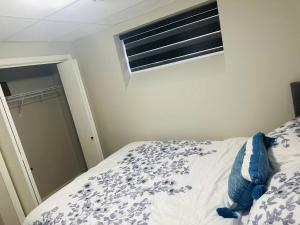 Schlafzimmer mit einem Bett und einem Fenster in der Unterkunft 1 Bedroom modern basement suite with private entrance in Winnipeg