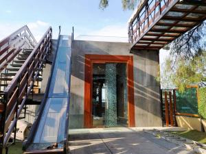 Un edificio con una escalera que conduce a una puerta. en Santa Fe Lomas de Chapultepec, en Ciudad de México