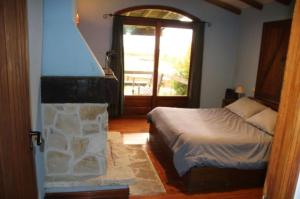 1 dormitorio con 1 cama y chimenea de piedra en Country Laguna El Rosario - Pinamar en Pinamar
