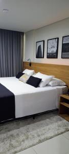 sypialnia z dużym białym łóżkiem w pokoju w obiekcie Granja Brasil - Itaipava w mieście Petrópolis