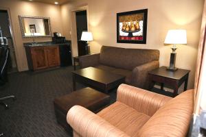 ニューポートにあるFortune Inn & Suitesのソファとテーブル付きのリビングルーム