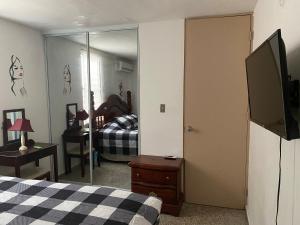 Televízia a/alebo spoločenská miestnosť v ubytovaní Posada de Amor