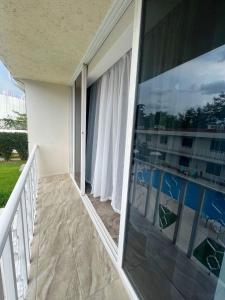 einen Balkon mit Meerblick in der Unterkunft AOHOM SANTUARIO HOTEL & SPA in Jiutepec