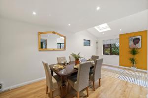 a dining room with a table and chairs and a mirror at Beautiful 5 bedroom house in Stone, Aylesbury, Free parking in Stone +12 photos