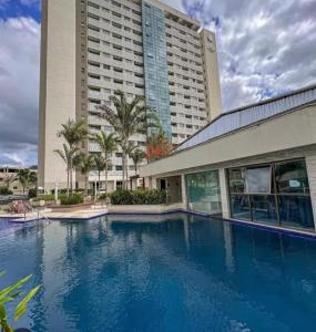 uma grande piscina em frente a um hotel em Suítes Samba Convention no Rio de Janeiro