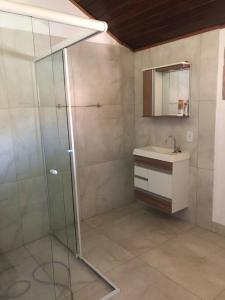 ein Bad mit einer Dusche und einem Waschbecken in der Unterkunft Fazenda Vô Azarias in Visconde De Maua