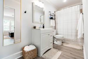 Koupelna v ubytování Charming Townhouse in Downtown Waco! + 37 fotografií