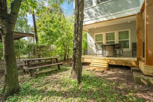 Zahrada ubytování Charming Townhouse in Downtown Waco!