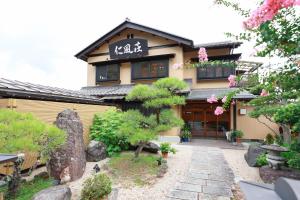 宫津市金浦索酒店的正面有标志的建筑物