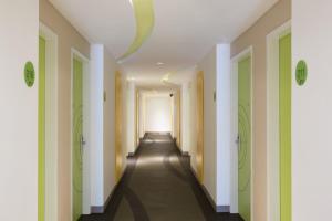 Postel nebo postele na pokoji v ubytování Zest Bogor by Swiss-Belhotel International