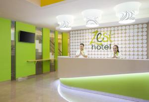 TV a/nebo společenská místnost v ubytování Zest Bogor by Swiss-Belhotel International