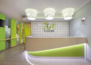 TV a/nebo společenská místnost v ubytování Zest Bogor by Swiss-Belhotel International