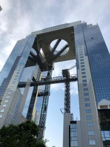 un edificio alto con una estructura metálica delante de él en Minamide Building 2-4F / Vacation STAY 6127, en Osaka