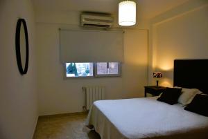 una camera con letto e finestra con stufa di Patagonia 55 a Neuquén