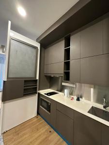 Una cocina o kitchenette en Ceylonz Suites KLCC, Bkt Bintang